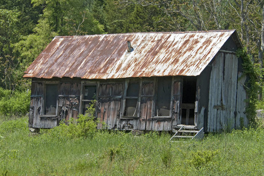 廢棄的小屋與Rusty Tin Roof
