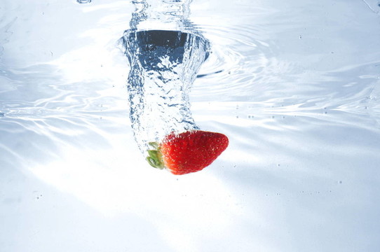 在水strawbarry水果
