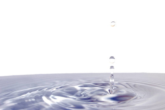 白色水滴上的水滴