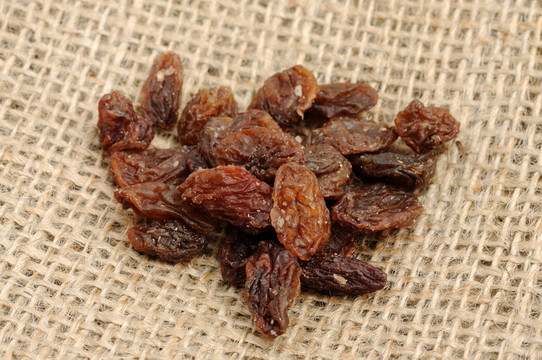 在粗麻布特寫(xiě)葡萄干