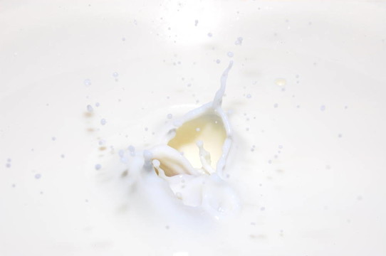 牛奶濺