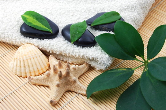 foldet白色浴巾和石頭禪