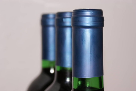 一個藍色的帽子Redwinebottle