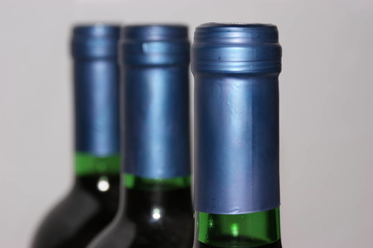 一個藍色的帽子Redwinebottle