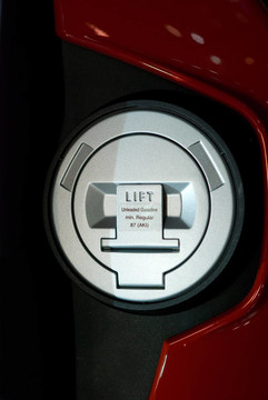 紅色汽油帽；大型摩托車