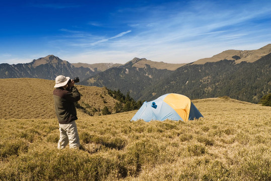 高山草原上的特殊帐篷。