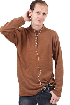 年輕的白人男子聽(tīng)音樂(lè)