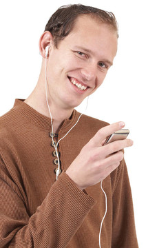 年輕的白人男子聽(tīng)音樂(lè)