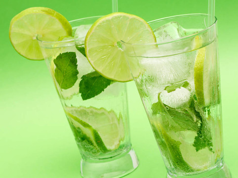 兩mojito雞尾酒綠色背景
