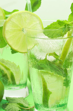 兩mojito雞尾酒綠色背景
