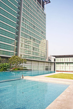 高層住宅面臨一個(gè)公園