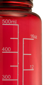 在mililiters和流體盎司雙尺度上紅色的飲料瓶；白色隔離