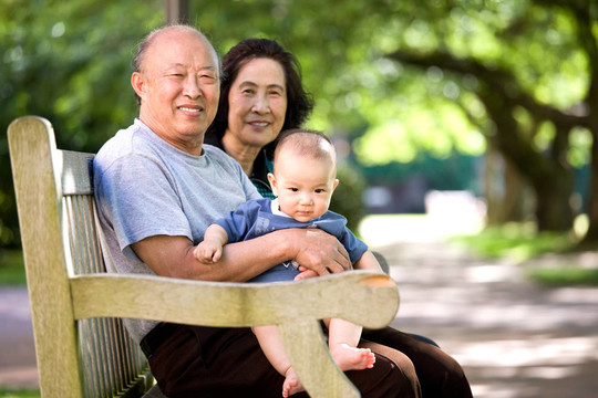 公園里的孩子和祖父母