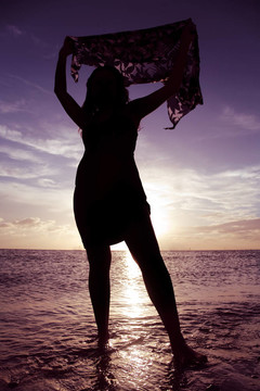Beach的女人剪影