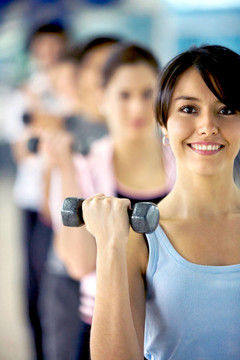 女孩舉起小freeweights