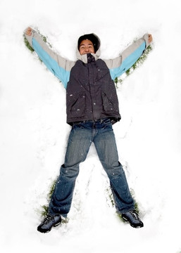 在雪中玩的人