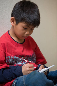男孩玩視頻游戲