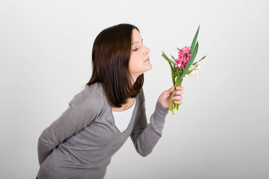 女人站著，捧著花束