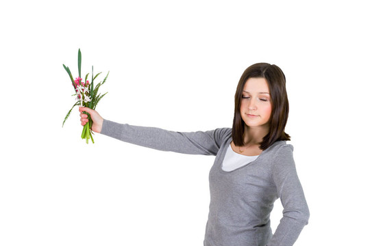 女人站著，捧著花