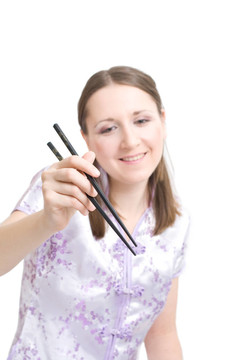 女士用筷子吃壽司