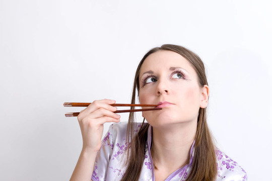 女士用筷子吃壽司