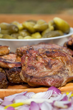 燒烤豬肉、洋蔥和腌菜