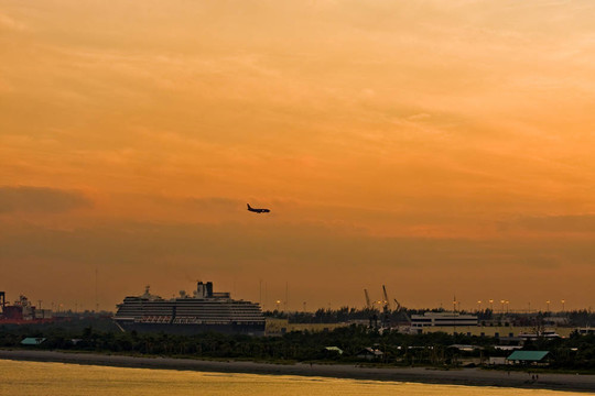 飛機(jī)降落在Cruise Ship上空