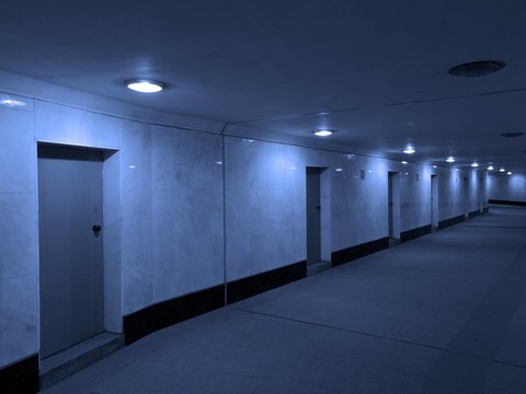 暗混凝土走廊與封閉的門
