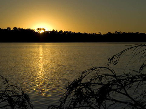 澳大利亞內(nèi)陸水壩的日出