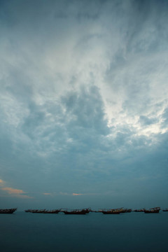 帆船在日出