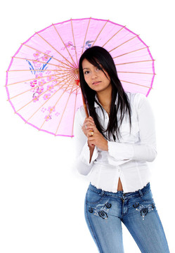 帶粉紅色雨傘的休閑女孩