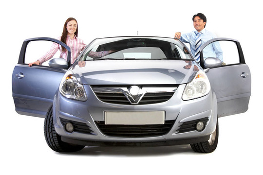 有新車的幸福夫妻