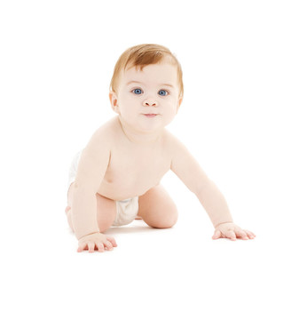 在尿布上爬行的嬰兒