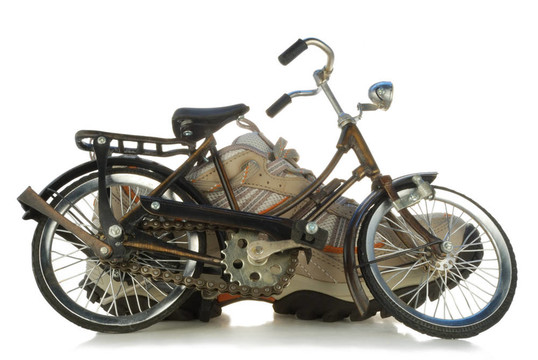 一個(gè)玩具自行車