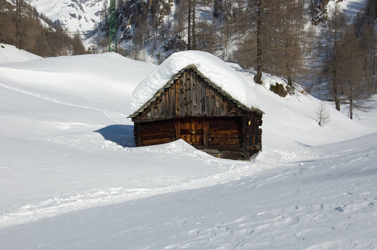 高山木屋在雪中