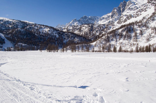 陽光冬季山地景觀