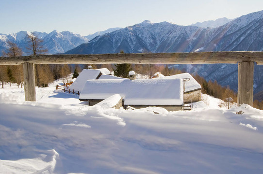 冬季高山教堂景觀