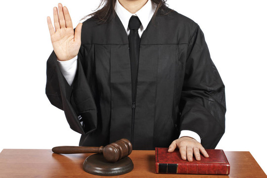 女法官宣誓