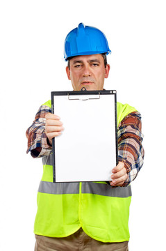 建筑工人展示空白筆記本