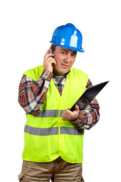 建筑工人用手機交談