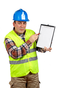 建筑工人展示空白筆記本