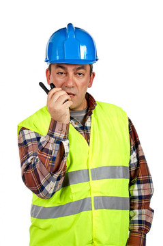 建筑工人用對講機說話