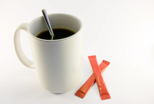 用勺子和糖的咖啡杯