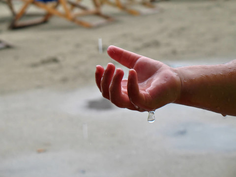 雨滴的孩子的手