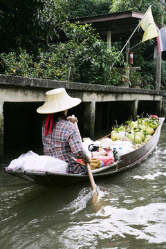泰國婦女在船上