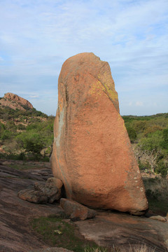 巨大的Boulder在魔法石