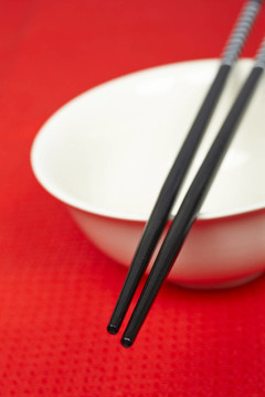 一雙筷子和白碗