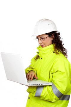 女建筑工人用筆記本寫字