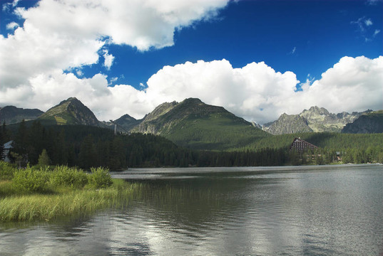 山上的湖