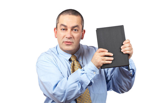 商務(wù)男子拿著一本書